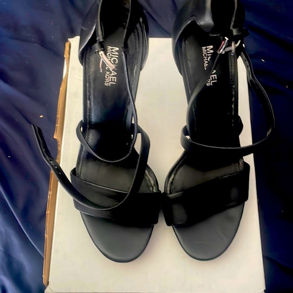 MICHAEL KORS BLACK SANDALS W/ SILVER HEEL